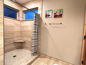 Shower, jetted bath, hair dryer, towels - Spacious 4-bedroom house in charming Pigeon Forge secluded private nice location (Pigeon Forge)