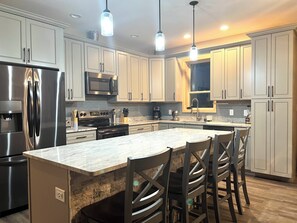 Private kitchen - Spacious 4-bedroom house in charming Pigeon Forge secluded private nice location (Pigeon Forge)