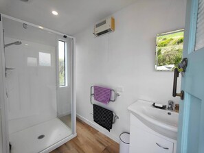 Regadera, toallas, jabón, papel de baño 