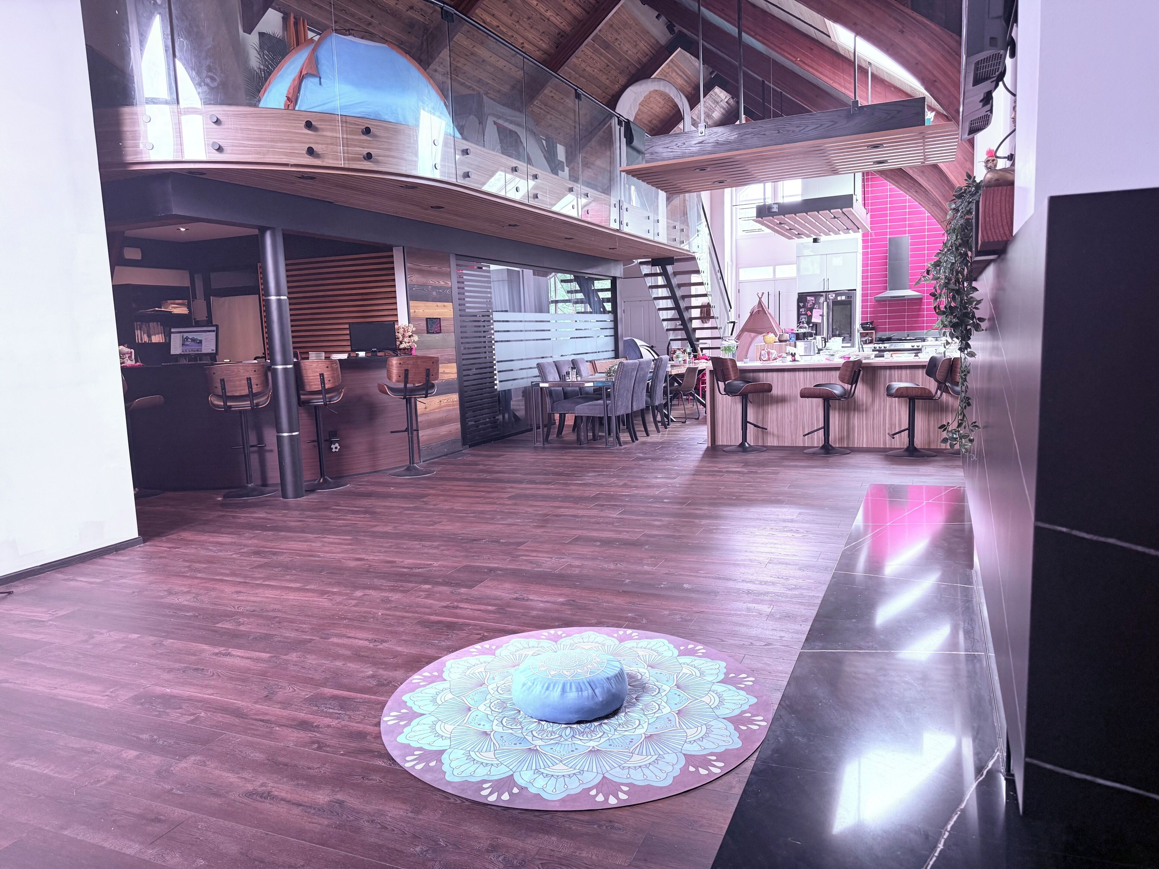 A spacious interior with a high ceiling, wooden beams, a dining area, and a kitchen.. Backyard Garden Resort 7 Beds for a Max of 12 near Horseshoe Fall