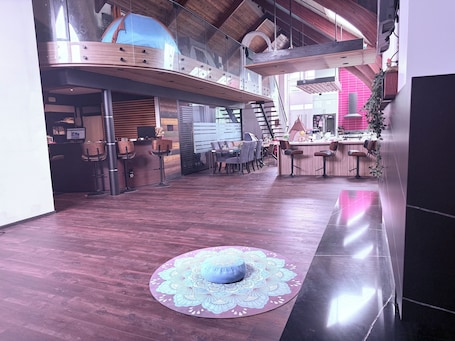 A spacious interior with a high ceiling, wooden beams, a dining area, and a kitchen.. Backyard Garden Resort 7 Beds for a Max of 12 near Horseshoe Fall