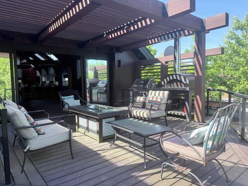 Backyard Garden Resort 7 Beds for a Max of 12 near Horseshoe Fall
