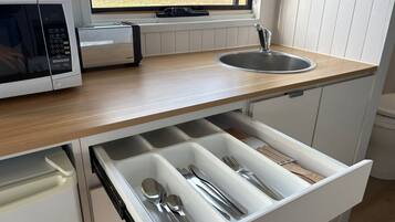 Réfrigérateur, micro-ondes, plaque de cuisson, cafetiÚre/bouilloire