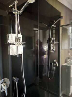 Dusche, Haartrockner, Handtücher
