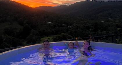 Macadamia Floral Farm and Farmstay, beautiful farmhouse in Laceys Creek