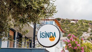 Segnaletica con 'ISINDA' e 'KAS', indica un hotel o una struttura ricettiva.