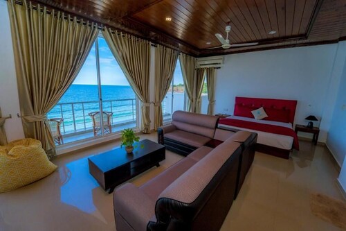Trinco Beach by DSK 