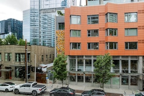 A multi-story building with a mix of modern and traditional architecture, including a glass facade and a brick exterior. - Blueground | Denny Triangle, view, nr Seattle Art Museum (Seattle)
