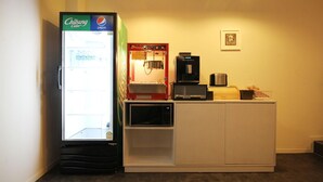 A vending machine with a beverage selection, a coffee machine, and a microwave. - Hotel Yam Andong (Andong)