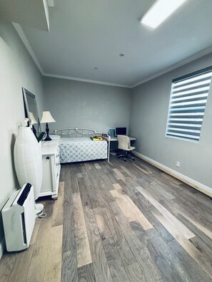 3 slaapkamers, een strijkplank/strijkijzer, wifi, beddengoed