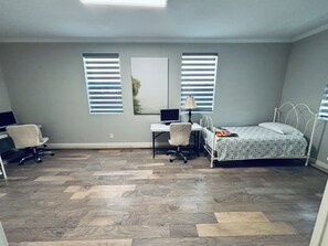 3 slaapkamers, een strijkplank/strijkijzer, wifi, beddengoed