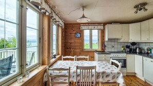 Coffee/tea maker, fridge, microwave, oven - Awesome home in Rosendal with sauna (Rosendal)