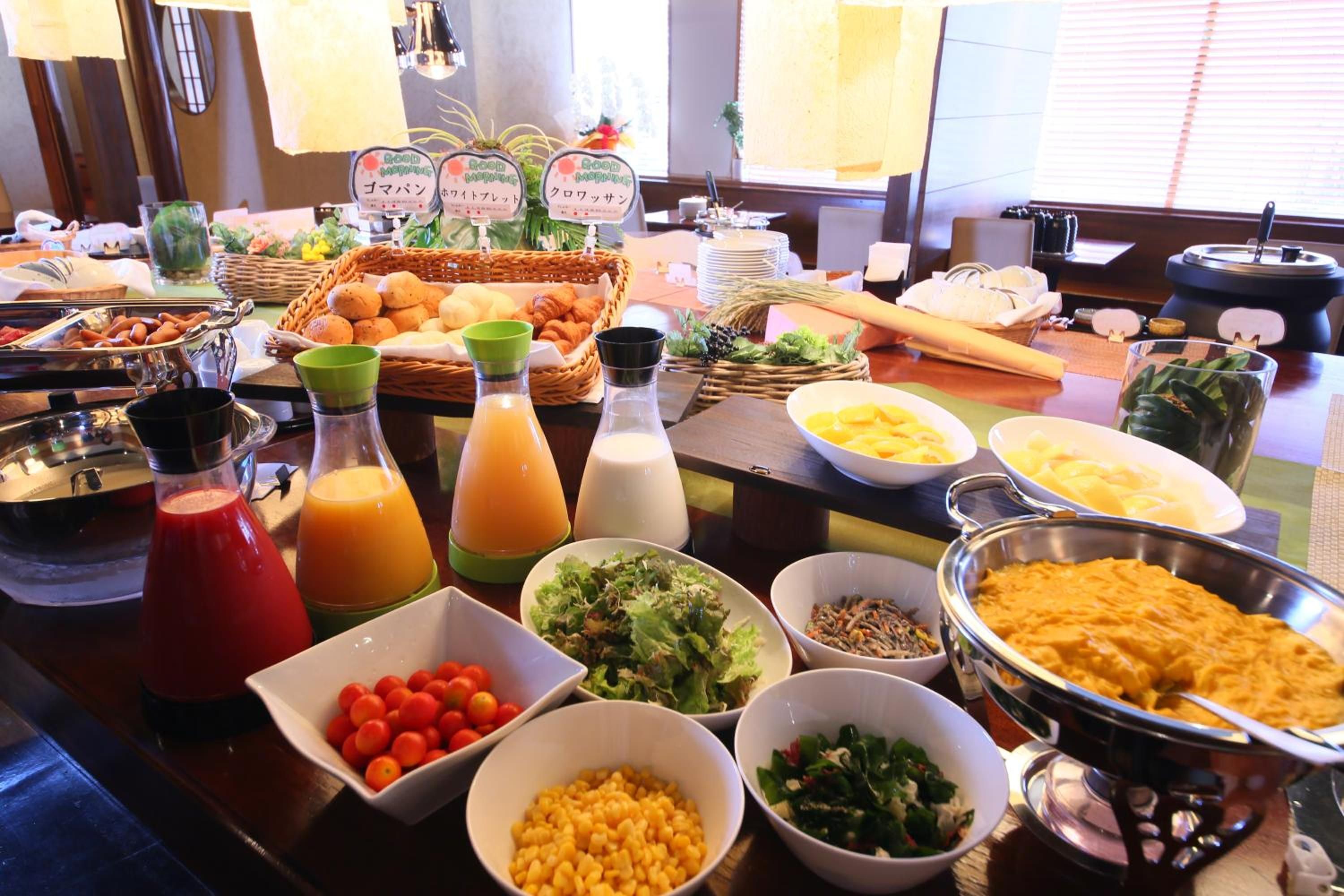 Una mesa de buffet con distintos alimentos y salsas.