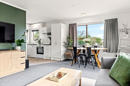 Cozy Retreat 1 - comfort and convenience with parking
