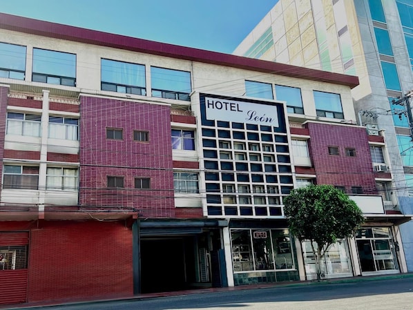 A hotel with a sign reading 'HOTEL Leôn,' featuring a modern facade with large windows and a prominent entrance. - Hotel Lea N (Tijuana)