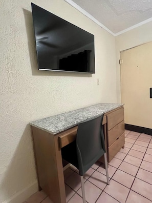 A room with a desk, chair, and a flat-screen TV mounted on the wall. - Hotel Lea N (Tijuana)