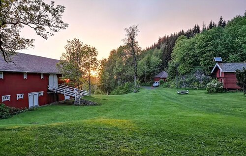 5 bedroom nice home in Krokkleiva