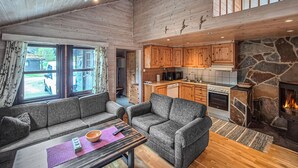 Una sala de estar acogedora con un sofá, una mesa de centro y una chimenea.