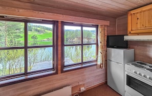 Fridge, oven, stovetop, coffee/tea maker - Stunning home in Tjørhom with sauna (Tjørhom)