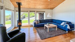 Unclassified image, 3 of 13, button - Cozy home in Lyngdal with WiFi (Lyngdal)