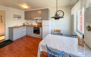 Coffee/tea maker, fridge, microwave, oven - Amazing home in Mandal with house sea view (Mandal)