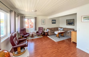 Smart TV - Amazing home in Mandal with house sea view (Mandal)