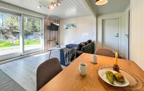 Dining - Stunning apartment in Mandal with house sea view (Mandal)