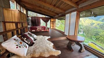 2 bedrooms, desk, WiFi, bed sheets