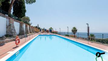 Piscine extérieure (ouverte en saison)