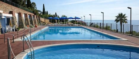 Una piscina al aire libre de temporada