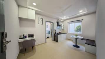 Una cocina moderna con estufa integrada, una mesa de comedor y una pequeña isla.
