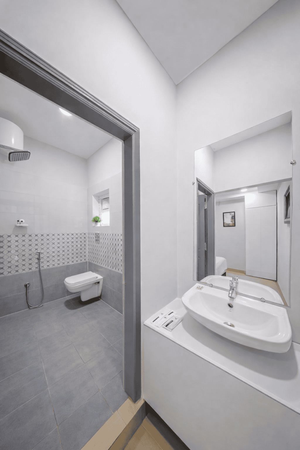 Un baño moderno con inodoro, lavabo y ducha.