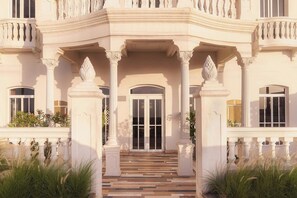 A grand entrance with a double door, flanked by columns and a covered porch. - Ermita Cartagena, A Tribute Portfolio Hotel (Cartagena)