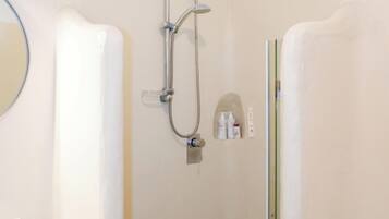 Camera Standard con letto matrimoniale o 2 letti singoli | Bagno | Doccia, asciugamani, carta igienica