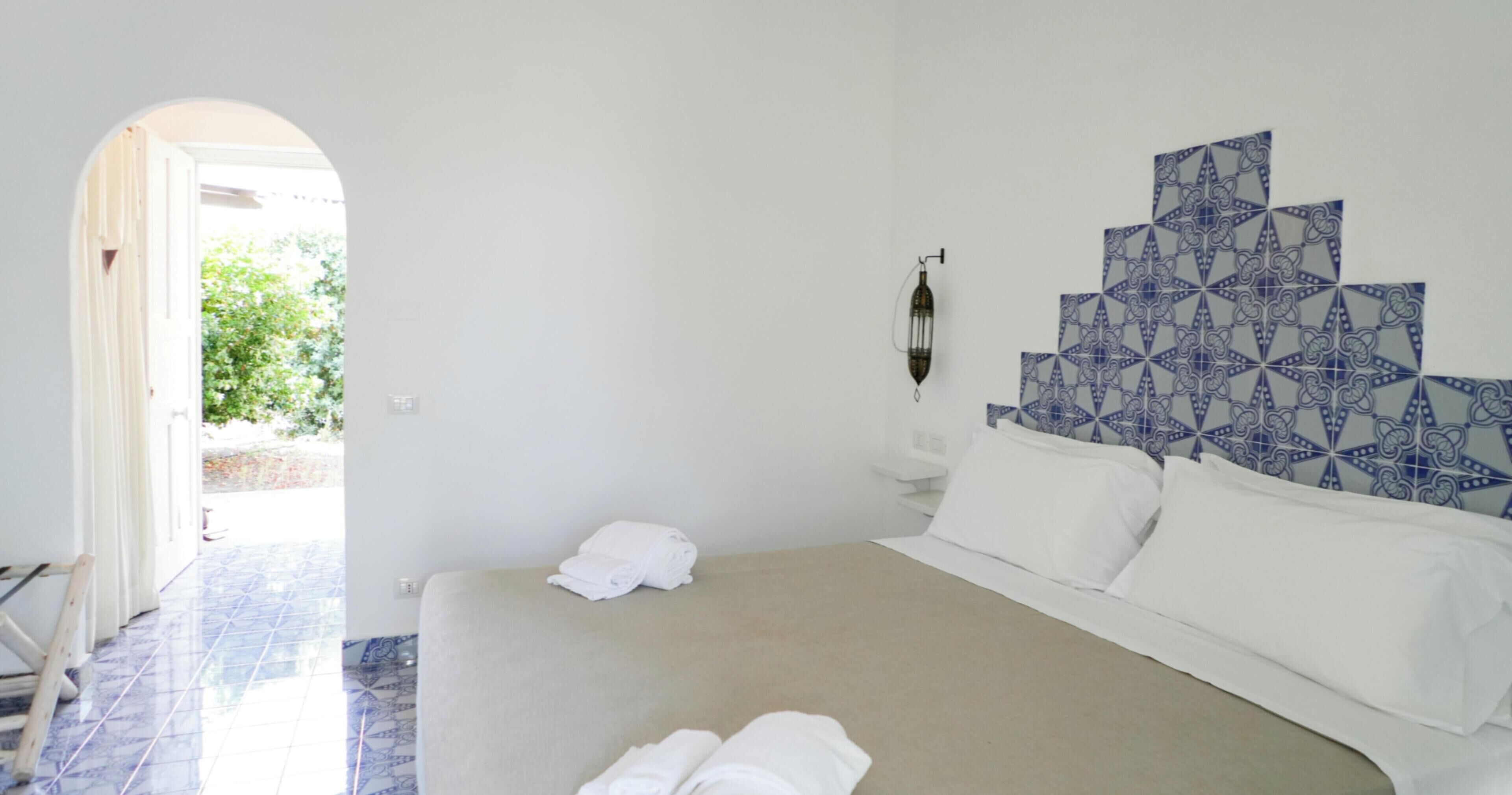 Quarto casal ou duplo standard | Cofres nos quartos, Wi-Fi de cortesia