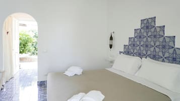 Quarto casal ou duplo standard | Cofres nos quartos, Wi-Fi de cortesia