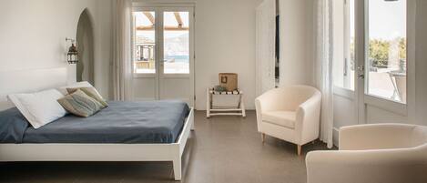 Quarto triplo standard | Cofres nos quartos, Wi-Fi de cortesia
