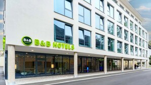 A B&B hotel with a modern facade, large windows, and a prominent signage. - B&B Hotel Klagenfurt-city (Sankt Veit an der Glan)
