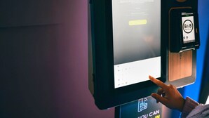 Digitaalinen sisäänkirjautumispiste, jossa on näyttö, joka esittää tekstiä, ja mobiililaitteiden käyttöliittymä B&B Hotels -hotelliketjua varten.