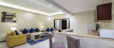 Una sala de estar moderna con sofá, mesa de centro y comedor.