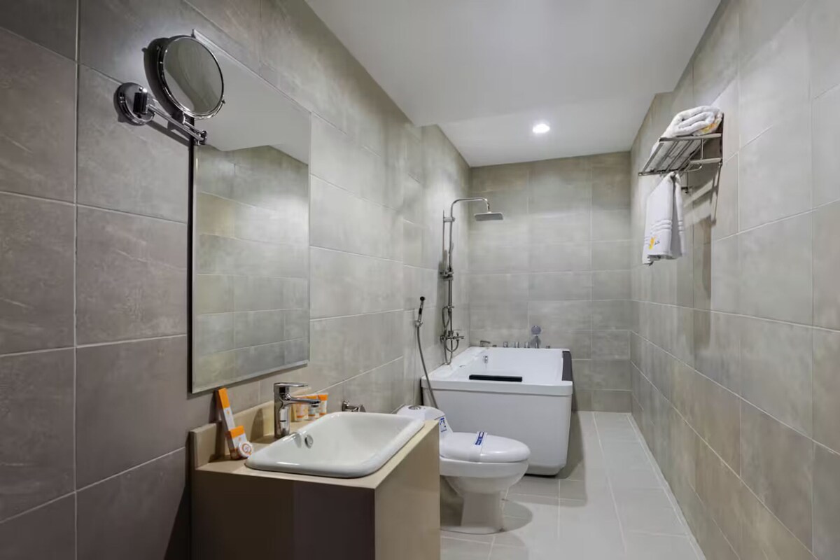 Un baño moderno con lavamanos, inodoro y bañera.