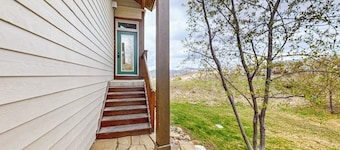 Spacious Home with A/C, Mountain Views, Fireplace & Garage