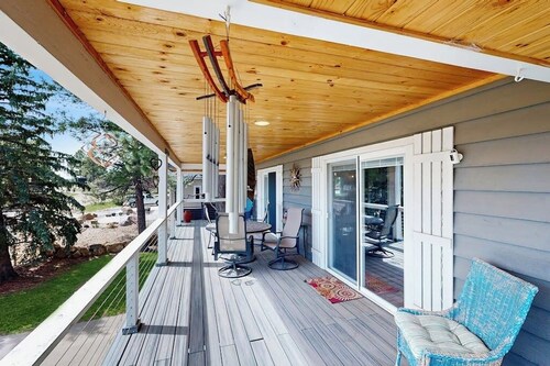Mountain home with private hot tub, fire pit, ping-pong table, and deck