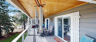 Mountain home with private hot tub, fire pit, ping-pong table, and deck