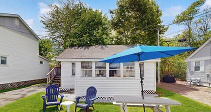 Traditional Centrally Located Cottage...walk to downtown and beaches