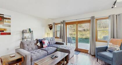 Stylish townhouse with WiFi, private washer/dryer, patio, and full kitchen