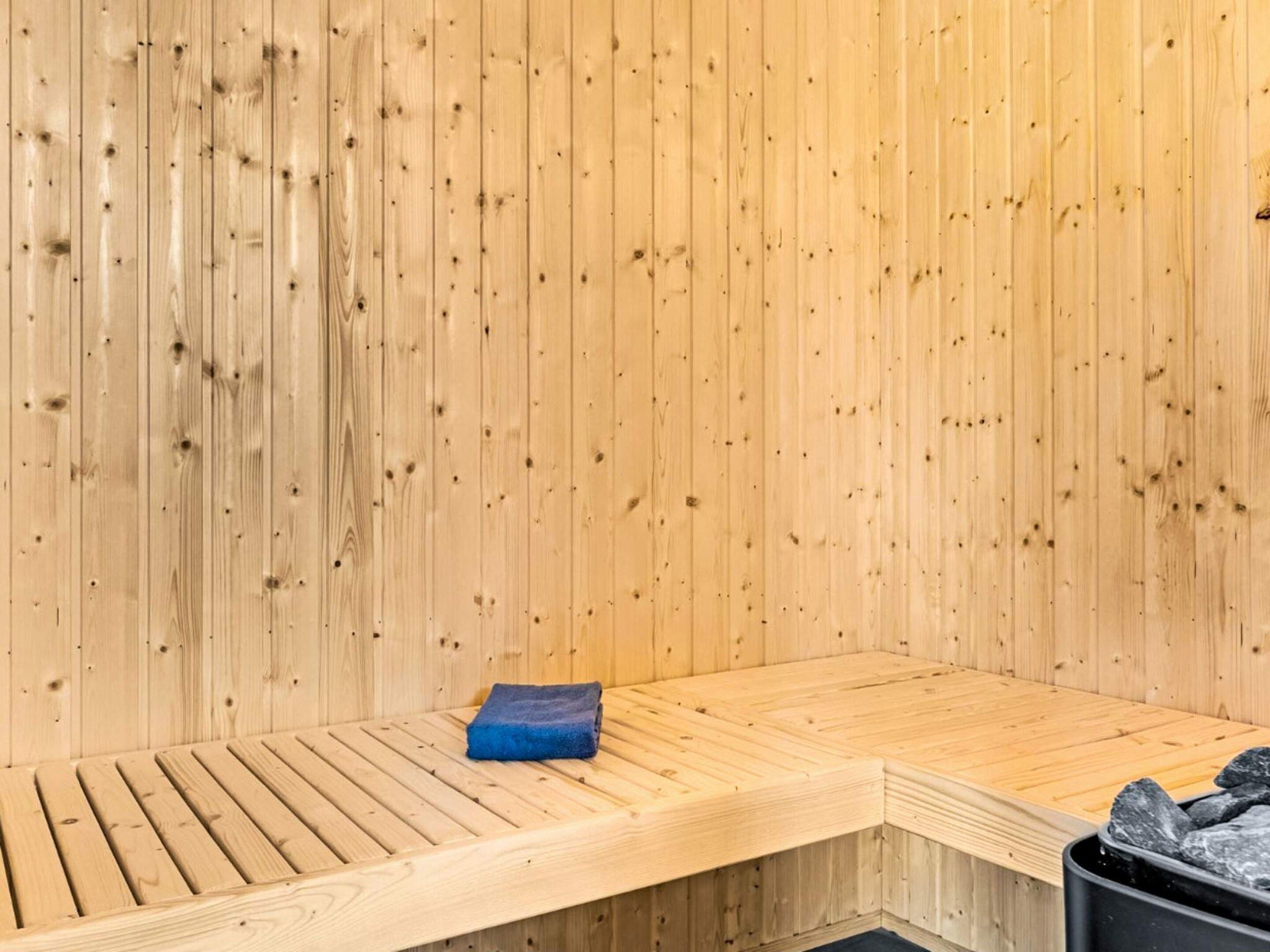 Eine Sauna mit Holzwänden und -bänken.