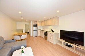 Eine moderne Wohnung mit Wohnzimmer, Küche und Essbereich.