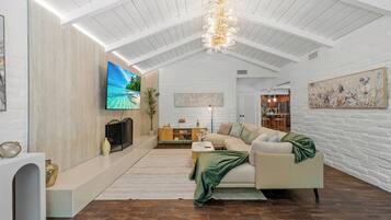 Smart TV, libros y biblioteca musical