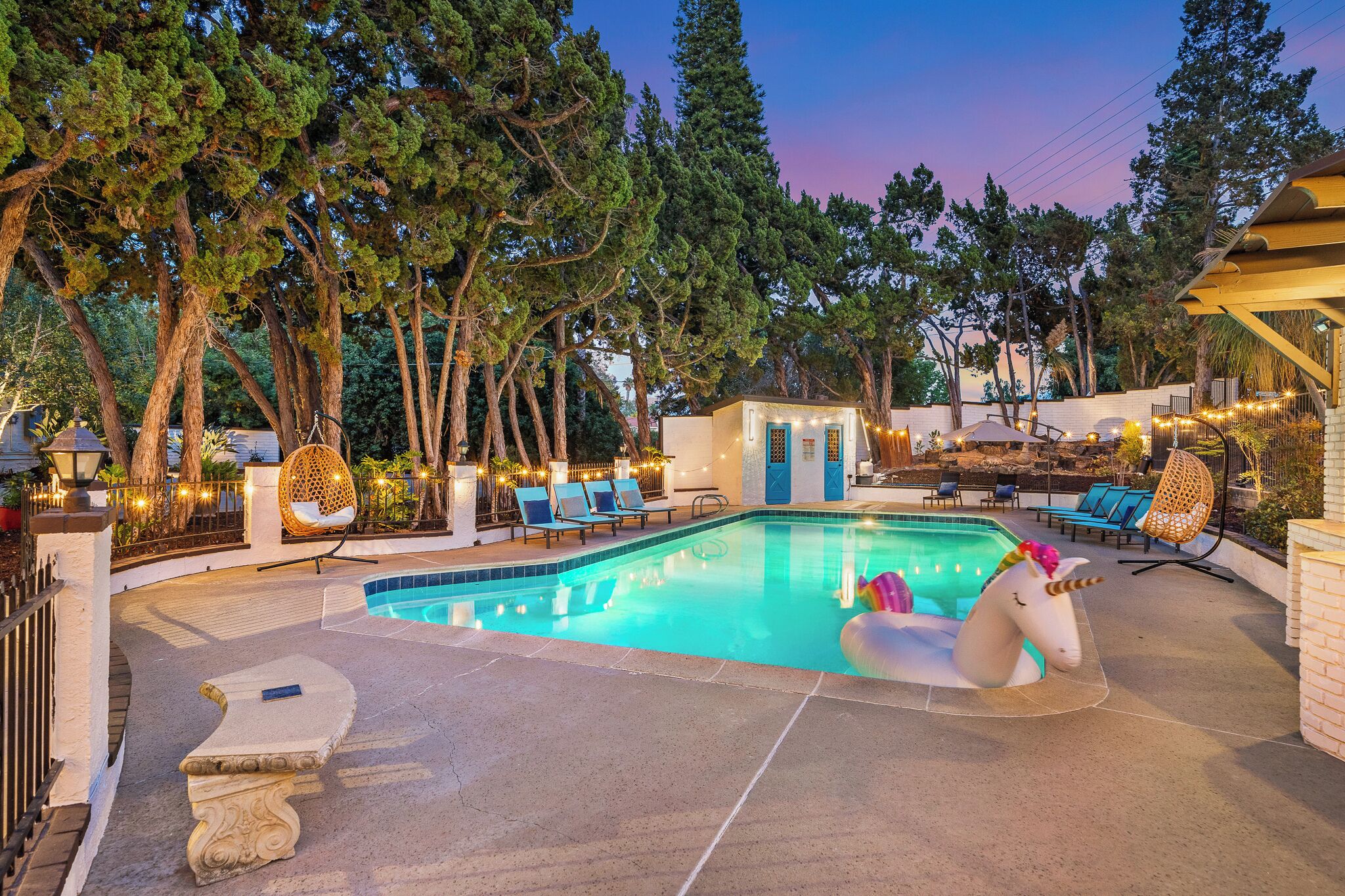 Una piscina al aire libre
